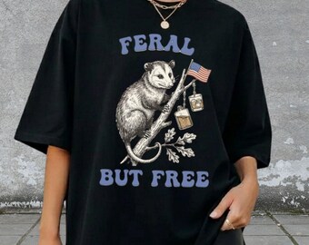 Camiseta Feral But Free Comfort Colors, camiseta divertida con estampado de zarigüeya, camiseta patriótica de mapache, camiseta vintage americana, camiseta extragrande de animales