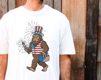 Divertida camiseta de Bigfoot para el 4 de julio con colores que brindan comodidad, regalo para ella, camisetas patrióticas, camiseta de Bigfoot, regalos para mamá, camiseta roja, blanca y azul