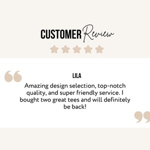 Puede incluir: Gr&aacute;fico de rese&ntilde;as de clientes con las palabras "CUSTOMER Review" en una fuente de escritura. La rese&ntilde;a incluye el nombre "Lila" y una cita sobre la selecci&oacute;n de dise&ntilde;o, la calidad y el servicio. La rese&ntilde;a est&aacute; en un cuadro blanco con un fondo beige claro.