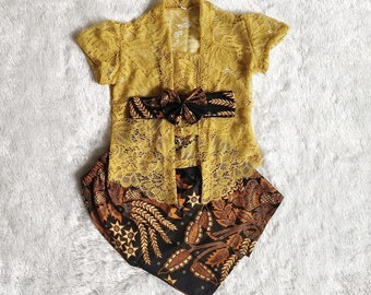 DENTELLE KUTUBARU 0- 2,5 ans bébé Kebaya, ensembles bébé kebaya jupes LONGUES batik, ensembles bébé Kebaya jupes batik