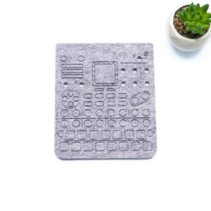 Könnte beinhalten: Ein graues Filz-Mauspad mit einem Design eines Synthesizers mit Knöpfen, Drehknöpfen und einem Bildschirm. Das Mauspad befindet sich auf einem weißen Hintergrund.