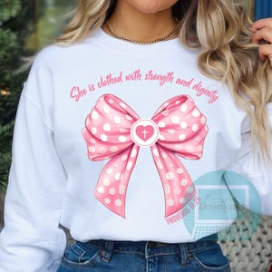 Spreuken Ze is gekleed met kracht flirtstrik lichtroze png, preppy ontwerp, flirtstrikontwerp, bijbelvers png, christelijke meisjes