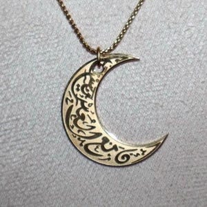 Moon Crescent “With Hardship Comes Ease” — Vergoldete 18-karätige Halskette - Elegantes Design