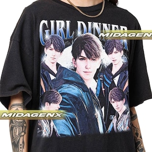 Puede incluir: Camiseta negra con un estampado gráfico de cuatro personajes de estilo anime. El texto "GIRL DINNER" está impreso sobre los personajes. El texto "MIDAGEN" está impreso en la esquina superior derecha de la camiseta.