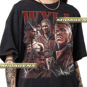Puede incluir: Camiseta negra con un estampado gráfico de cuatro hombres con cuernos, en un esquema de color rojo y negro. El texto "WYLL" está impreso en letras rojas y blancas sobre el gráfico. El texto "MIDAGEN" está impreso en letras blancas en el lado derecho del gráfico. El texto "MIDAGENX" está impreso en letras blancas en el lado izquierdo del gráfico.