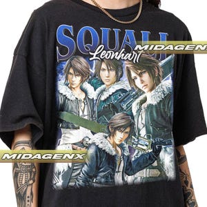Puede incluir: Camiseta negra con un estampado gráfico de personajes del videojuego Final Fantasy VIII. El texto "Squall Leonhart" está impreso en azul en la camiseta.