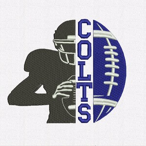 Puede incluir: Una silueta de un jugador de fútbol americano sosteniendo un balón de fútbol con la palabra "COLTS" en letras azules en el lado de un balón de fútbol azul.