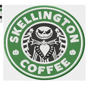 Könnte beinhalten: Ein grünes und weißes kreisförmiges Logo mit dem Text "SKELINGTON COFFEE" um den Außenbereich. In der Mitte befindet sich eine Schwarzweißillustration von Jack Skellington aus The Nightmare Before Christmas.