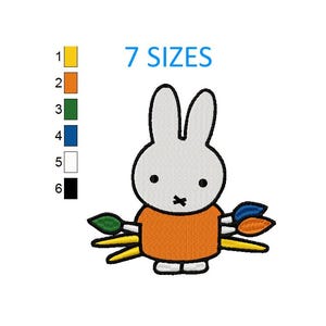 Könnte beinhalten: Gesticktes Design eines weißen Kaninchens mit orangefarbenem Hemd, das Pinsel hält. Der Text "7 SIZES" ist blau. Farbmuster sind links. Dieses Design eignet sich für verschiedene Bastelprojekte.