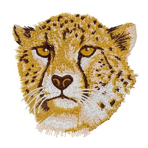 Op de afbeelding: Geborduurde cheeta-kop met gedetailleerde steken. Het ontwerp heeft een kleurenpalet van bruin en beige met witte accenten, dat de vlekken en gezichtskenmerken van het dier benadrukt. De ogen van de cheeta zijn goudgeel.