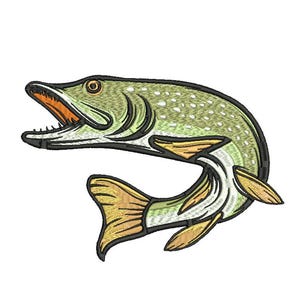 Może przedstawiać: Haftowany wzór szczupaka, w odcieniach zieleni, żółci i pomarańczy. Ryba jest przedstawiona w zakrzywionej pozie z otwartą paszczą, ukazującą zęby. Projekt jest obrysowany na czarno.