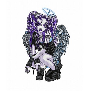 Op de afbeelding: Een paarse en blauwe engel met een halo, die een zwart shirt, een zwarte broek en zwarte laarzen draagt. De engel heeft lang paars haar en blauwe vleugels.