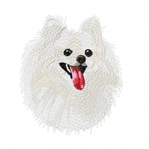 Könnte beinhalten: Gesticktes Bild eines flauschigen weißen Hundes mit schwarzen Augen und einer braunen Nase. Die Zunge des Hundes ist herausgestreckt und in Rot- und Rosatönen gehalten. Das Bild ist vor einem weißen Hintergrund.