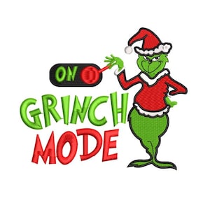 Może przedstawiać: Haftowany wzór przedstawiający Grincha w czapce Świętego Mikołaja i czerwonej kurtce, ze słowami "GRINCH MODE" w kolorze zielonym i czerwonym. Grinch jest przedstawiony z psotnym wyrazem twarzy, a słowo "ON" znajduje się nad głową Grincha.