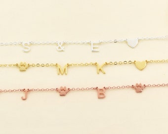 Collier prénom avec initiales latérales, collier initiales en or, collier de lettres espacées, cadeau Saint-Valentin, cadeau fête des mères, cadeau d'anniversaire pour elle