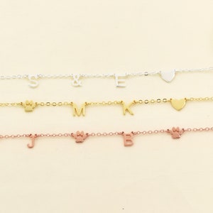 Collar de nombre inicial lateral, collar inicial de oro, collar de letras espaciadas, regalo del día de San Valentín, regalo del día de la madre, regalo de cumpleaños para ella