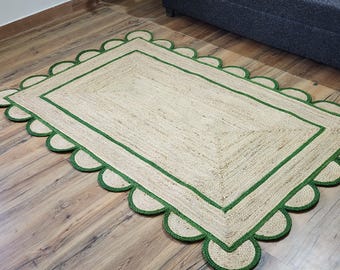 Könnte beinhalten: Ein Naturfaser-Teppich mit grünem Rand und gewellten Kanten. Der Teppich ist aus Jute und hat eine natürliche, erdige Optik.
