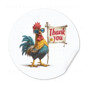 Peut inclure: Un autocollant rond représentant un coq coloré portant des lunettes de soleil bleues et tenant une pancarte avec l'inscription "Thank you" en rouge. Le coq a une crête rouge, des plumes jaunes et bleues et une queue bleue.