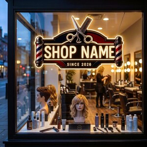 Peut inclure: Une enseigne néon lumineuse en vitrine affiche le texte SHOP NAME et SINCE 2026, surmontée d'une paire de ciseaux et d'un peigne, encadrée par deux poteaux de barbier rouge, blanc et bleu. Des têtes de mannequin et des flacons sont exposés.
