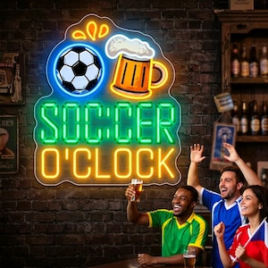 Peut inclure: Enseigne au néon avec un ballon de foot et une pinte de bière, avec les mots "SOCCER O'CLOCK" en vert et orange. Trois personnes célèbrent et tiennent des boissons dans un bar.