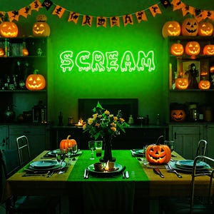 Puede incluir: Un comedor temático de Halloween con un letrero de neón verde "SCREAM". La mesa está puesta con platos, vasos y una calabaza tallada como centro de mesa. Las linternas de calabaza y las decoraciones festivas adornan la habitación.