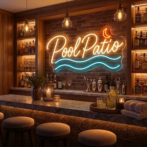 Könnte beinhalten: Ein Barbereich mit einem Neonschild, das Pool Patio in weißer Schreibschrift zeigt, ergänzt durch einen gelben Halbmond und türkisfarbene Wellenlinien. Der Raum umfasst Holzregale mit Glasflaschen, drei runde Hocker und eine Marmortheke.