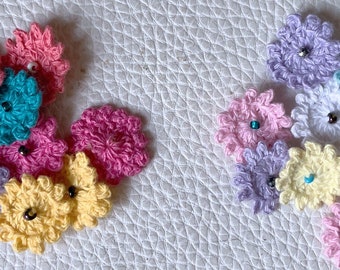 10 Mini-Blumenapplikationen mit Häkelperle
