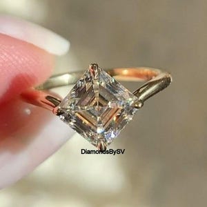 Anillo solitario de diamantes con engaste de brújula, anillo con piedra de moissanita incolora talla Asscher de 2,00 ct, anillo de compromiso de oro de 14k