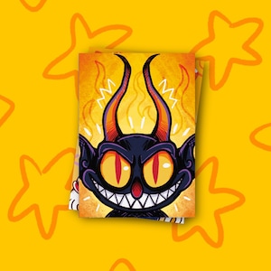 Peut inclure: Deux impressions d'art superposées représentant un diable de dessin animé avec un visage noir, des yeux jaunes et des pupilles rouges. Le diable a des cornes orange et un large sourire. Le fond est jaune avec des étoiles orange.