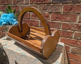 Cesta de madera vintage con forma de corazón y asa, ideal para decoración de estilo rústico.
