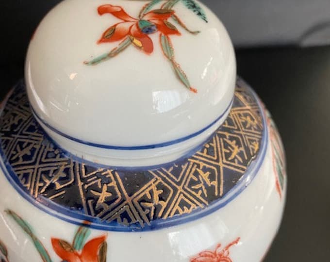 Beautiful Chinese ginger jar with lid