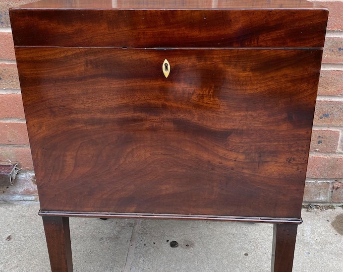 Georgian mahogany small cellerette for storing and transporting wine etc.