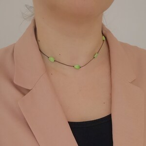 Collier de macramé de feuille. Tour de cou en nacre de coquille. Collier fait à la main en macramé. Cadeau vert minimaliste pour petite amie, ami. Bijoux faits à la main
