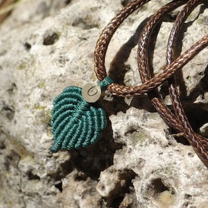Blad, varen eerste ketting. Gepersonaliseerd cadeau. Macrame handgemaakte ketting. Aangepaste choker. Cadeau voor vriendin, vriend. Handgemaakte stempelen