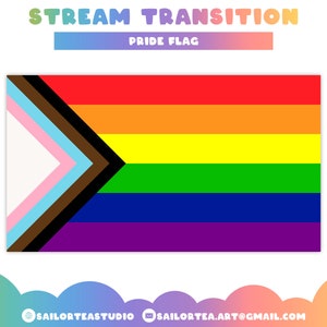 Puede incluir: Una bandera del orgullo con los colores tradicionales del arcoíris, más una franja negra y marrón en la parte superior y un triángulo azul claro, rosa y blanco en el lado izquierdo. El texto "STREAM TRANSITION" está por encima de la bandera y "PRIDE FLAG" está por debajo de la bandera.