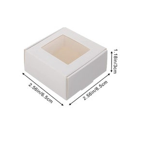 Peut inclure: Bo&icirc;te en carton blanc avec une fen&ecirc;tre transparente, mesurant 6,5 cm sur 6,5 cm sur 3 cm.