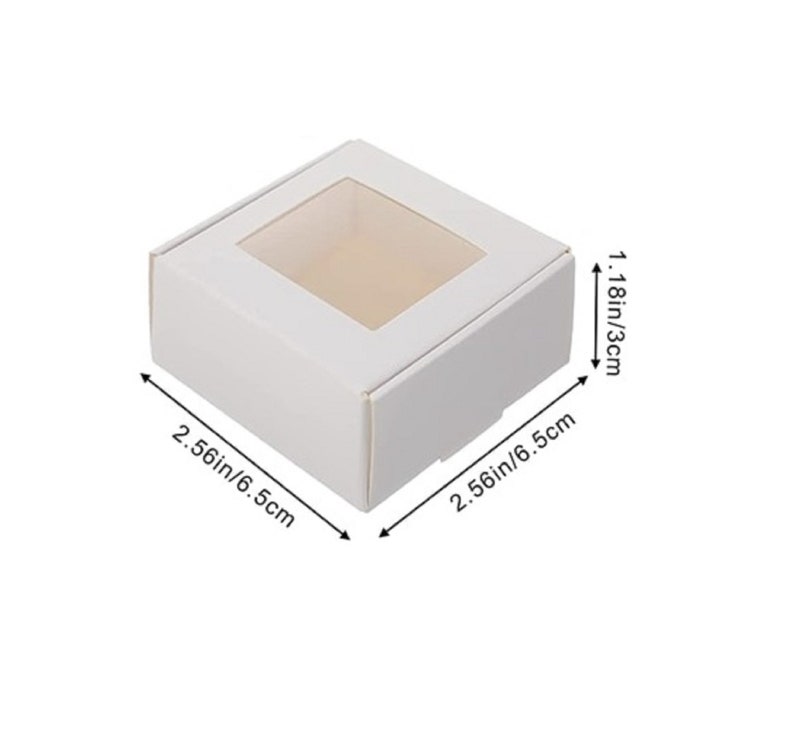 Peut inclure: Bo&icirc;te en carton blanc avec une fen&ecirc;tre transparente, mesurant 6,5 cm sur 6,5 cm sur 3 cm.