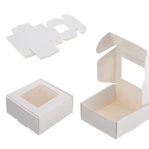 Peut inclure: Bo&icirc;te en carton blanc avec une fen&ecirc;tre, pr&eacute;sent&eacute;e assembl&eacute;e et &agrave; plat. La bo&icirc;te est con&ccedil;ue pour emballer de petits objets, tels que des bijoux ou des cosm&eacute;tiques.