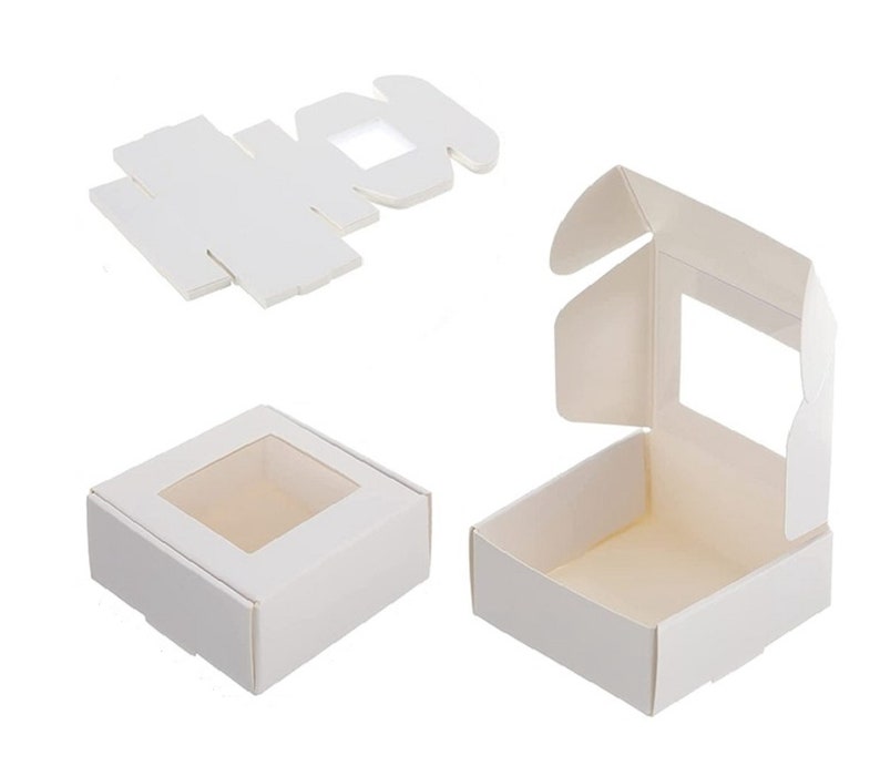 Peut inclure: Bo&icirc;te en carton blanc avec une fen&ecirc;tre, pr&eacute;sent&eacute;e assembl&eacute;e et &agrave; plat. La bo&icirc;te est con&ccedil;ue pour emballer de petits objets, tels que des bijoux ou des cosm&eacute;tiques.