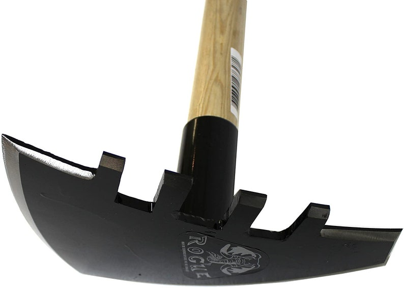 Puede incluir: Una herramienta de jardiner&iacute;a negra con un mango de madera. La herramienta tiene cinco dientes y una cuchilla curva. La herramienta est&aacute; etiquetada como "ROGUE" con un logotipo de escorpi&oacute;n.