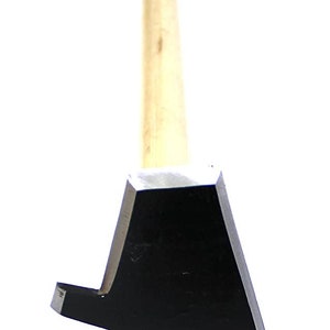 Puede incluir: Un hacha de mano de metal negro con mango de madera. La cabeza del hacha tiene un dise&ntilde;o &uacute;nico con cuatro puntas y el texto "ROGUE" y "MAY BE COVERED BY DES. PAT. NO. D349,627".