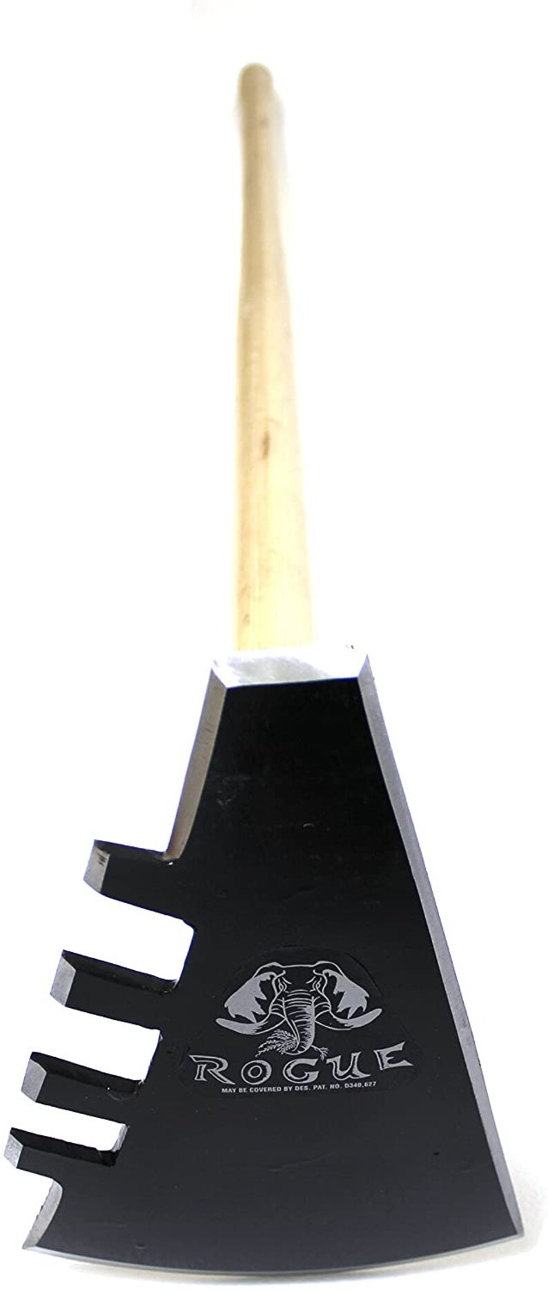 Puede incluir: Un hacha de mano de metal negro con mango de madera. La cabeza del hacha tiene un dise&ntilde;o &uacute;nico con cuatro puntas y el texto "ROGUE" y "MAY BE COVERED BY DES. PAT. NO. D349,627".