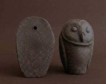 手作りの陶器製フクロウの壁飾り：素朴なセラミック彫刻