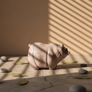 Handgefertigte Keramik Bär Figur: Minimalistische Wohnkultur Skulptur