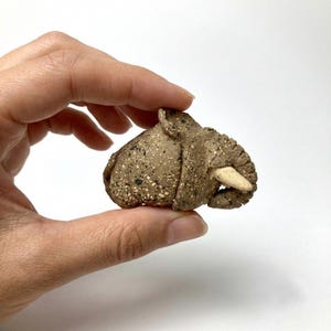 Escultura de mamut en miniatura de cerámica hecha a mano - Figura de mamut de gres