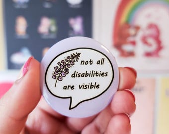 Les insignes en émail visible, les insignes de maladie invisibles, les insignes de handicap, les insignes de maladies chroniques et les insignes de neurodivergence ne sont pas tous signalés