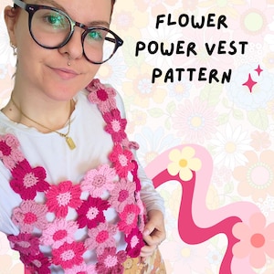Könnte beinhalten: Ein Häkel-Westen-Muster mit einem Flower-Power-Design. Die Weste ist aus rosa und weißem Garn gefertigt und hat ein Blumenmuster. Der Text "FLOWER POWER VEST PATTERN" ist in Weiß auf rosa Hintergrund geschrieben.