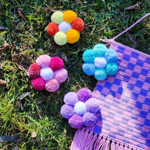 Decoração de parede com flores de pompom, adesivo de parede com flores retrô, arte de parede maximalista e elegante, decoração de quarto de menina, decoração moderna para o Ano Novo Chinês