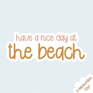 Puede incluir: Un diseño de fuente manuscrita con el texto "have a nice day at the beach" en naranja y rosa sobre un fondo azul claro con líneas onduladas blancas.