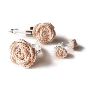 3 pz Beige Floral Set Rose shape Ring Earrings hair clip crochet for girls and women in delicate tones for all outfits